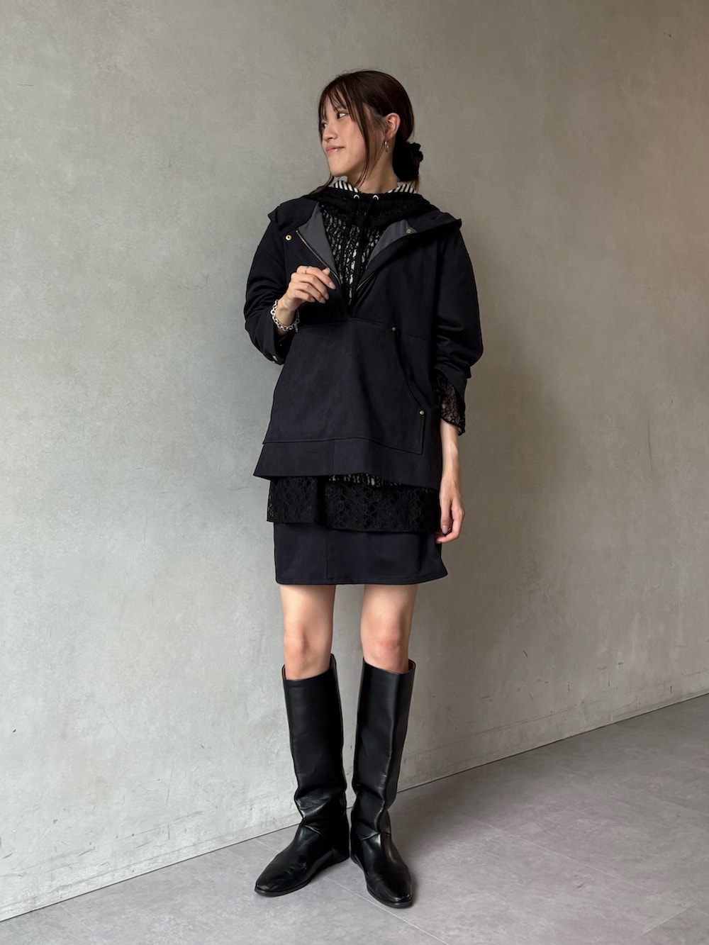 ブラック系のシャツ/ブラウス、グレー系のシャツ/ブラウス、グレー系のスカートを着用したレディースの秋コーディネートの3枚目の写真