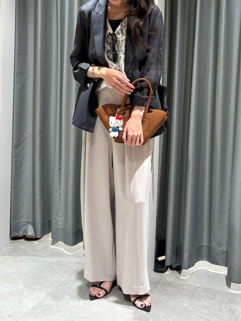 ホワイト系のシャツ/ブラウス、グレー系のテーラードジャケット、グレー系のタンクトップを着用したレディースの夏コーディネートの2枚目の写真