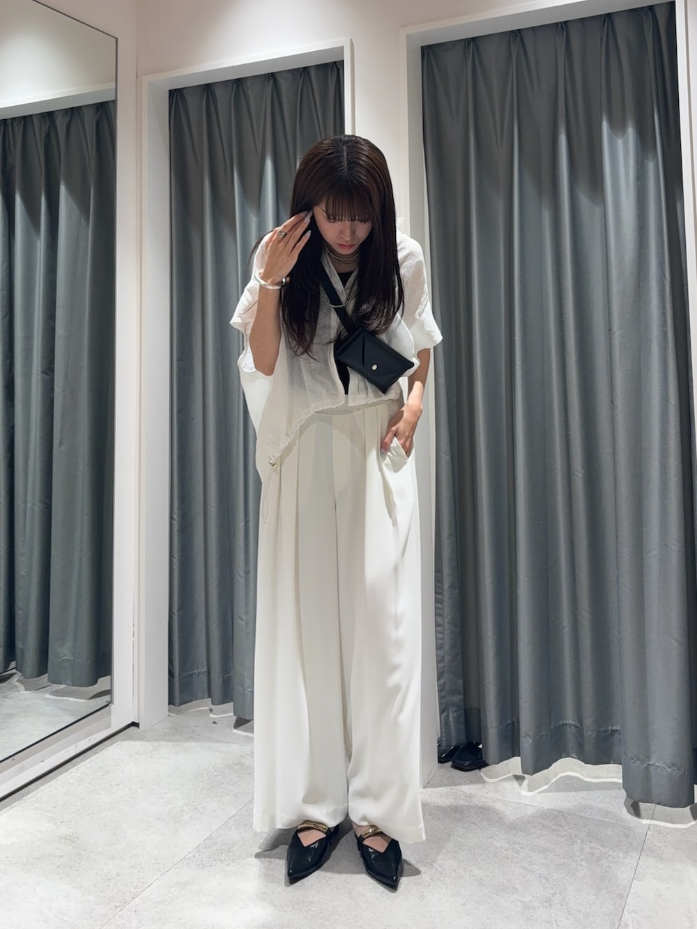「モノトーン、きれいめカジュアル、シアートップス、シャツスタイル、夏服コーデ、シンプルカジュアル、パンツコーデ、ラクチンコーデ、リラックススタイル、シャツコーデ」｜「DouDouのタックワイドパンツ（スラックス、ホワイト系）」を使った、karinさん（骨格ウェーブ・レディース・165cm）の夏コーディネートの2枚目の写真
