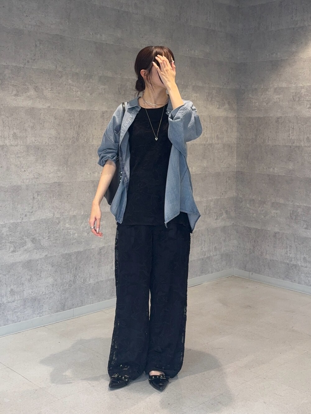 ブラック系のその他パンツ、ブラック系のシャツ/ブラウス、ブルー系のシャツ/ブラウスを着用したレディースの春コーディネートの2枚目の写真