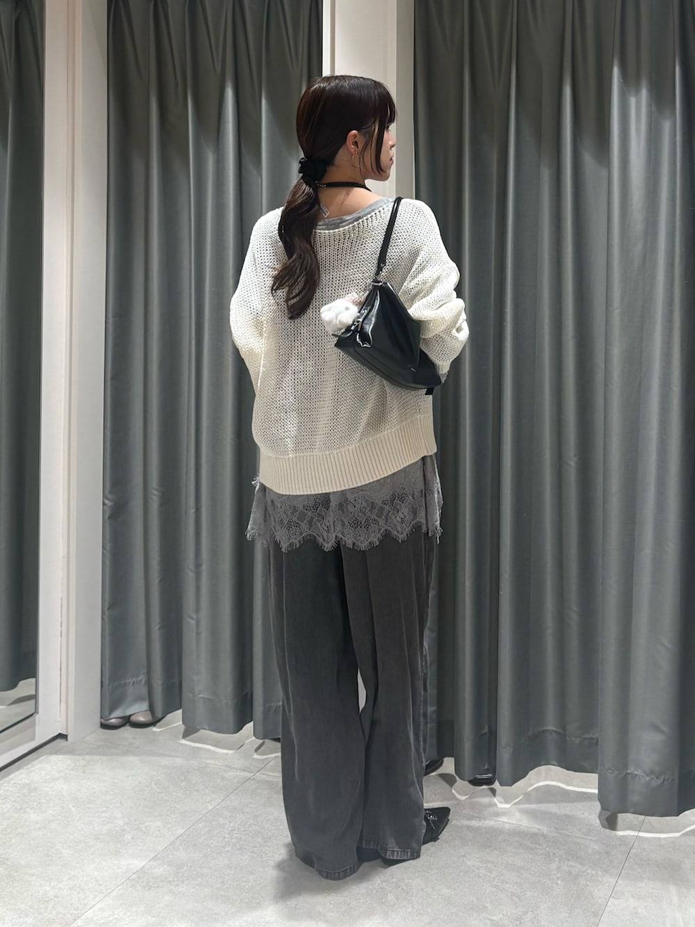 ホワイト系のニット/セーター、グレー系のTシャツ/カットソー、ブラック系のネックレスを着用したレディースの春コーディネートの3枚目の写真