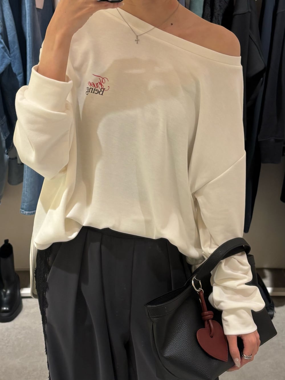 ホワイト系のTシャツ/カットソー、グレー系のその他パンツ、ブラック系のショルダーバッグを着用したレディースの冬コーディネートの5枚目の写真