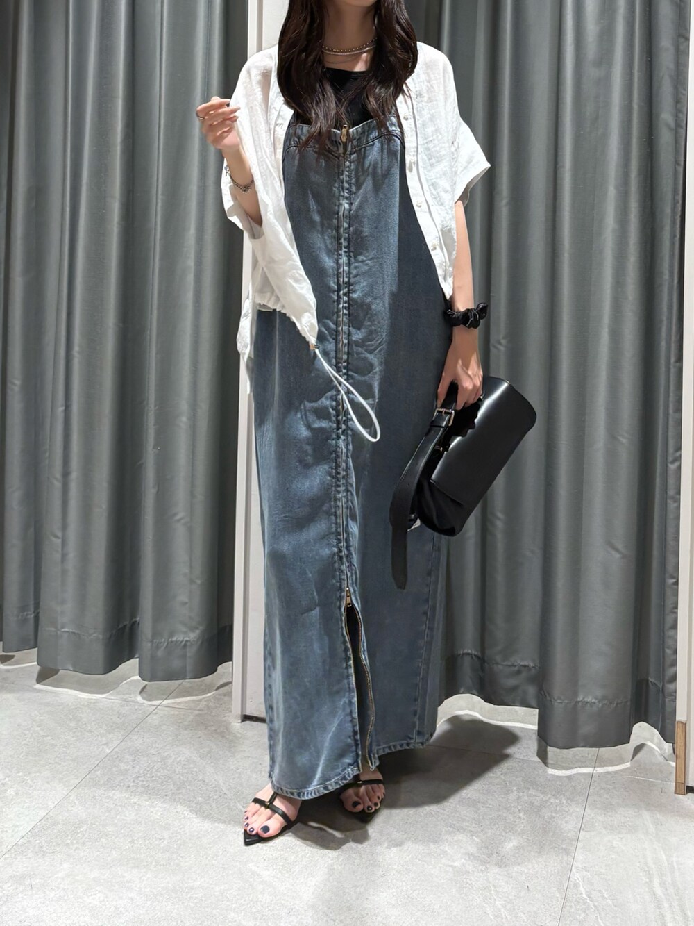 ホワイト系のシャツ/ブラウス、ブラック系のTシャツ/カットソー、ブラック系のショルダーバッグを着用したレディースの夏コーディネートの2枚目の写真