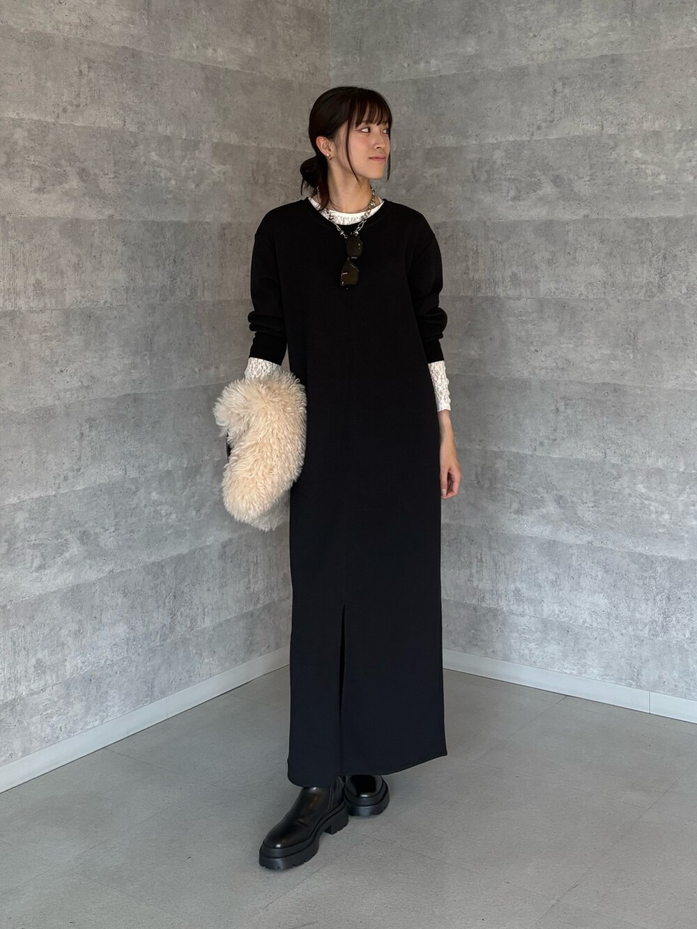 ホワイト系のTシャツ/カットソー、ブラック系のワンピース、ホワイト系のショルダーバッグを着用したレディースの秋コーディネートの2枚目の写真