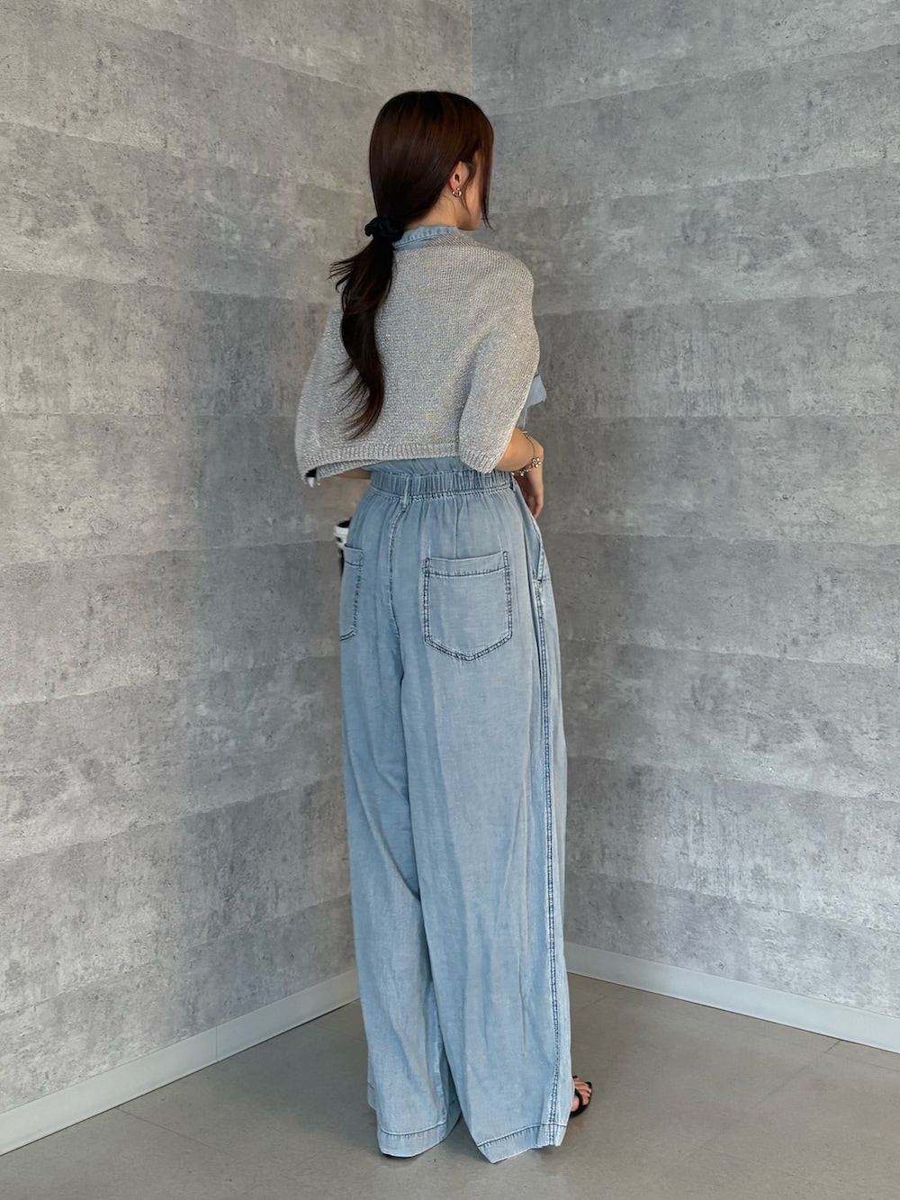 ブルー系のつなぎ/オールインワン、シルバー系のニット/セーター、ブラック系のサンダルを着用したレディースの夏コーディネートの4枚目の写真