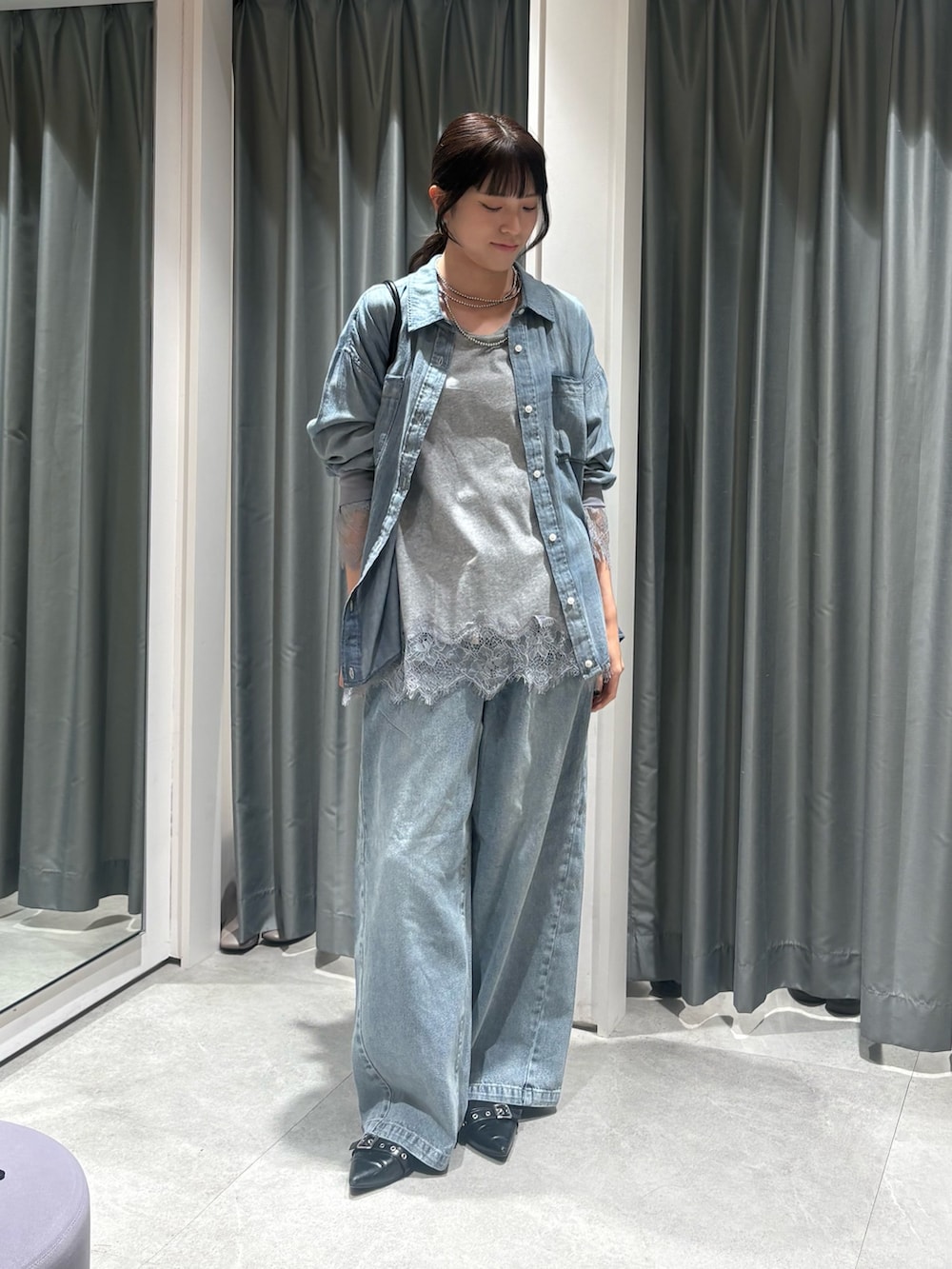 ブルー系のシャツ/ブラウス、グレー系のTシャツ/カットソー、ブルー系のデニムパンツを着用したレディースの冬コーディネートの3枚目の写真