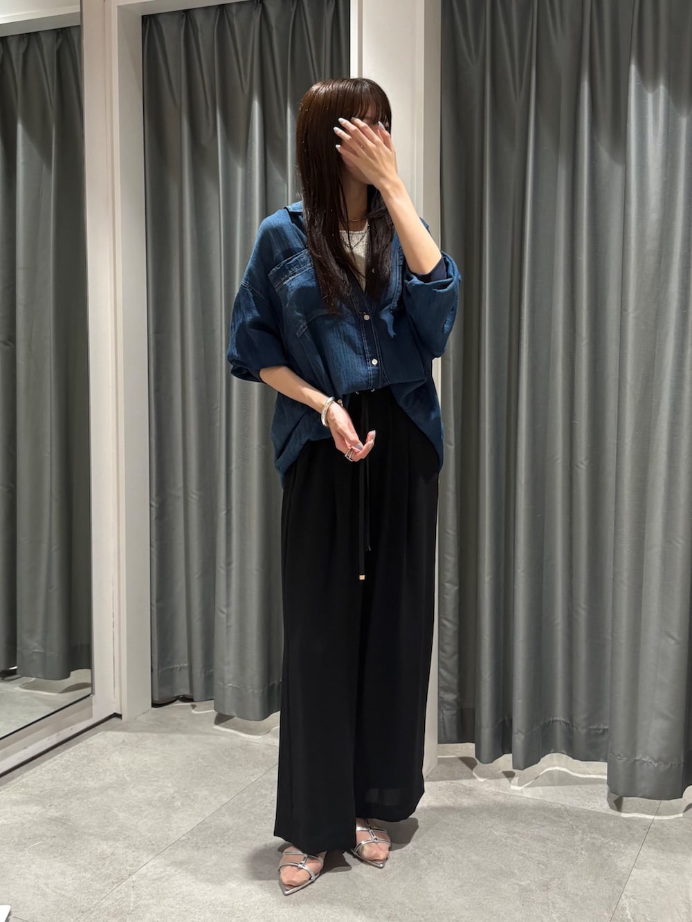 「シャツスタイル、ワイドパンツ、韓国ファッション、デニム、夏コーデ、キレイめカジュアル、パンツスタイル、高身長コーデ、デニムシャツ、シンプルコーデ、休日スタイル、スニーカー、お出かけコーデ」｜「DouDouの袖リブシアーデニムシャツ（シャツ/ブラウス、ブルー系）」を使った、karinさん（骨格ウェーブ・レディース・165cm）の春コーディネートの2枚目の写真