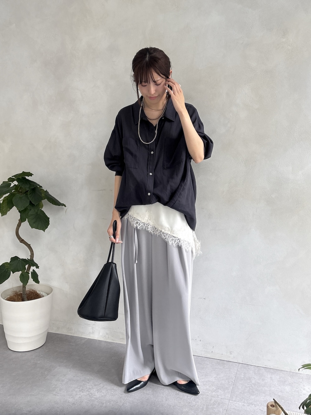 ホワイト系のシャツ/ブラウス、ベージュ系のその他パンツ、グレー系のシャツ/ブラウスを着用したレディースの春コーディネートの5枚目の写真