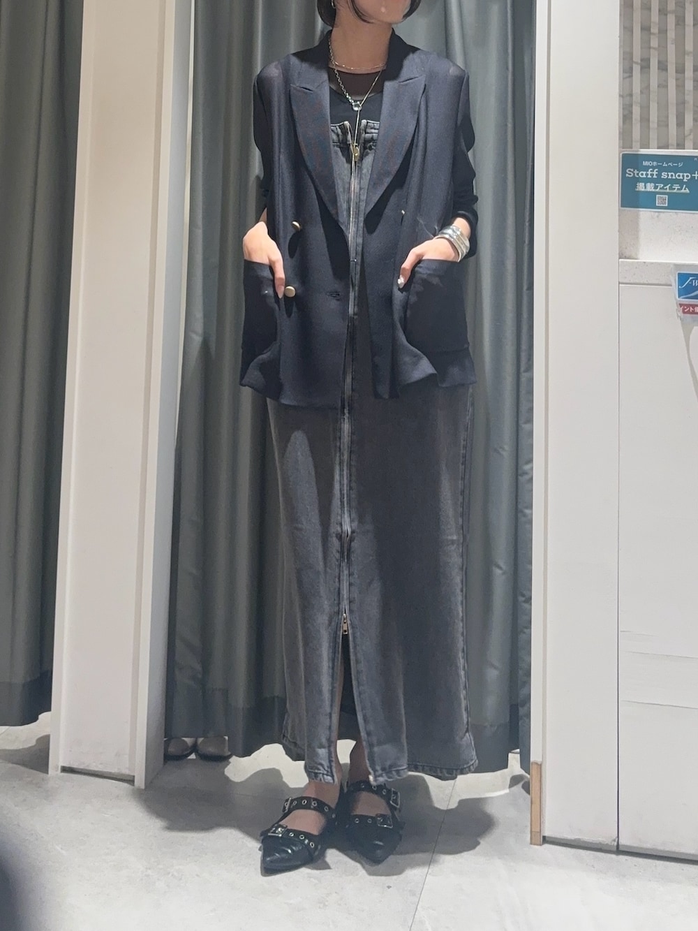 グレー系のテーラードジャケット、ブラック系のTシャツ/カットソー、ブラック系のワンピースを着用したレディースの春コーディネートの2枚目の写真