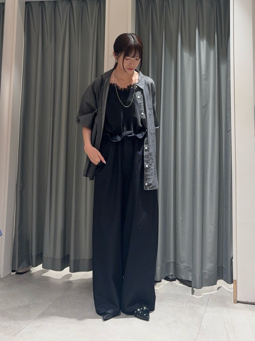 ブラック系のシャツ/ブラウス、ブラック系のキャミソール、グレー系のその他パンツを着用したレディースの春コーディネートの2枚目の写真