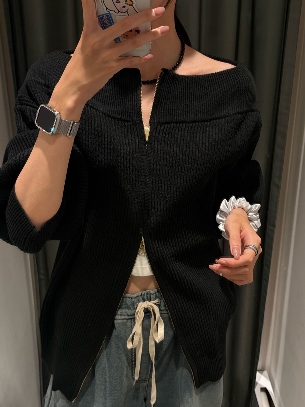 ブラック系のニット/セーター、ブラック系のショルダーバッグ、ブルー系のその他パンツを着用したレディースの秋コーディネートの5枚目の写真