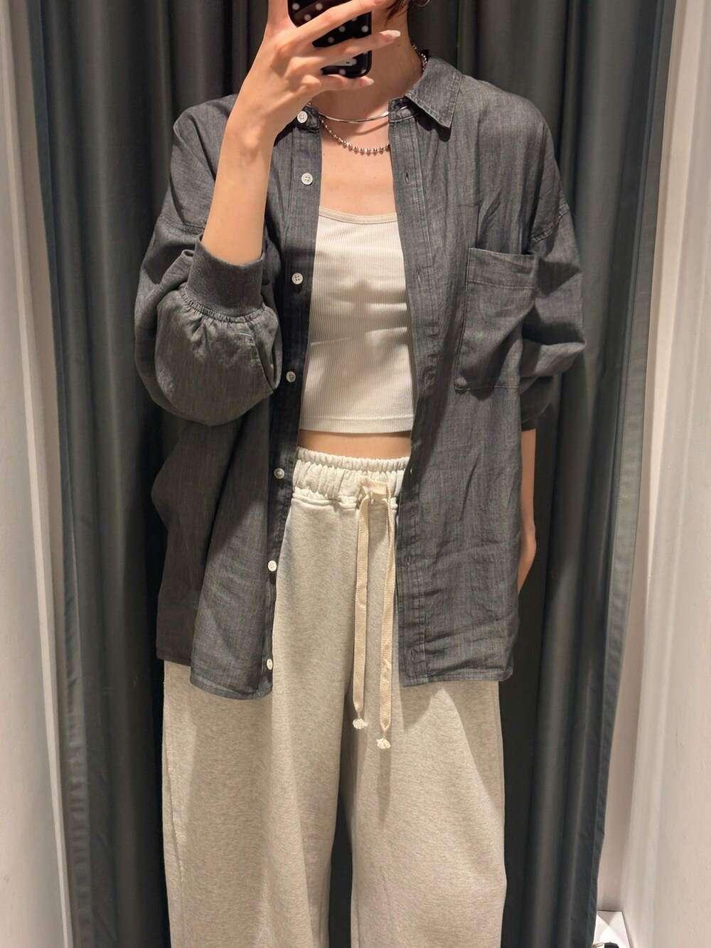 ブラック系のシャツ/ブラウス、ブラック系のシャツ/ブラウス、ブラック系のショルダーバッグを着用したレディースの冬コーディネートの6枚目の写真