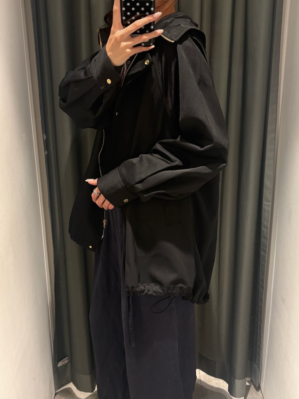 ブラック系のその他アウターを着用したレディースの春コーディネートの3枚目の写真