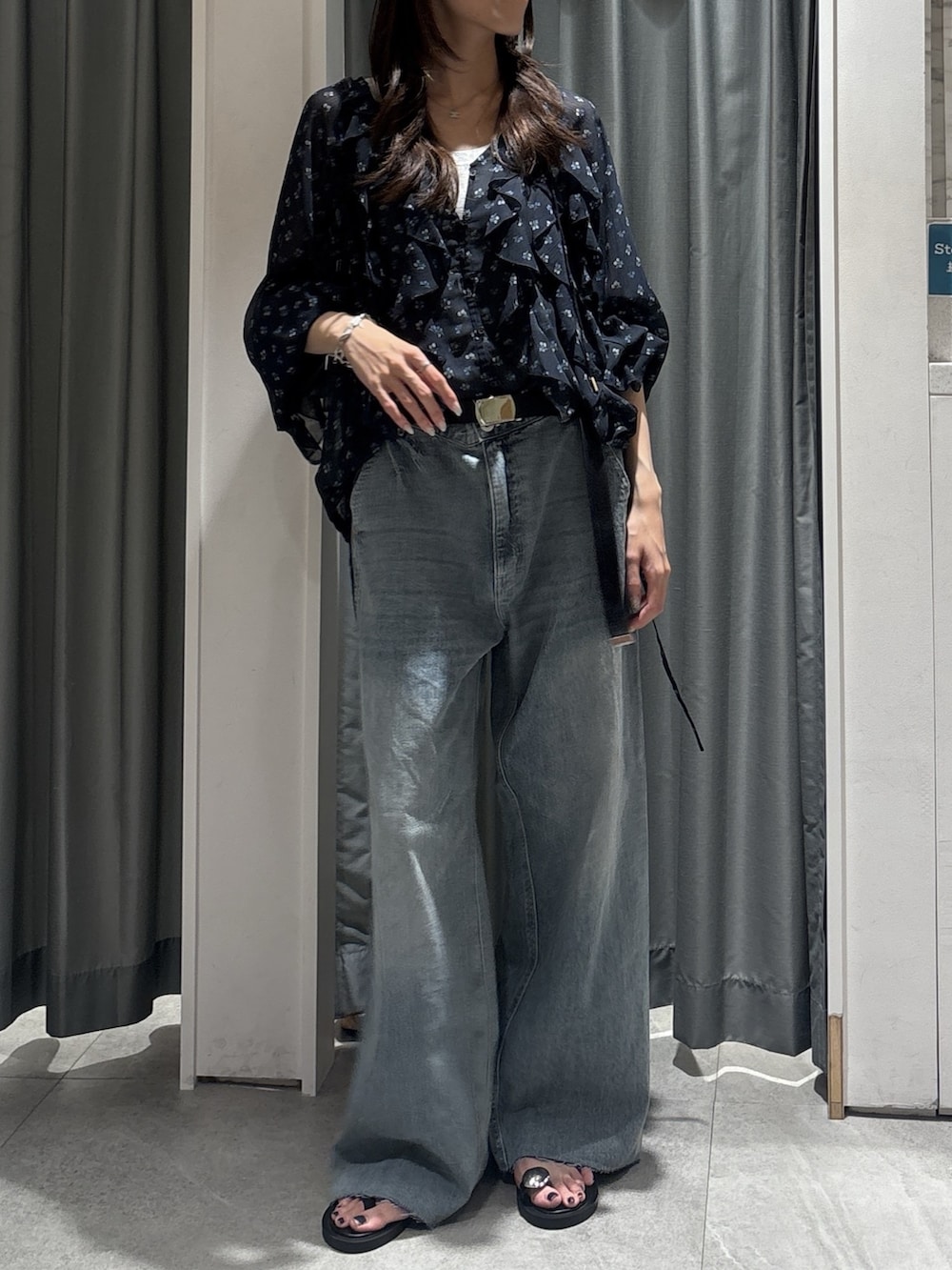 ブラック系のシャツ/ブラウス、ブルー系のデニムパンツ、ブラック系のベルトを着用したレディースの秋コーディネートの2枚目の写真
