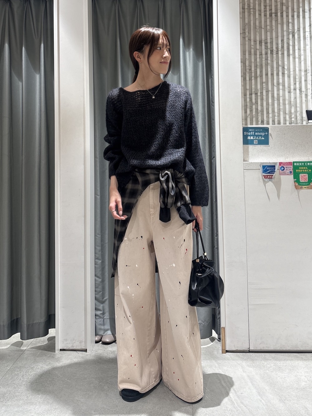 グレー系のニット/セーター、グレー系のシャツ/ブラウス、ベージュ系のその他パンツを着用したレディースの秋コーディネートの3枚目の写真
