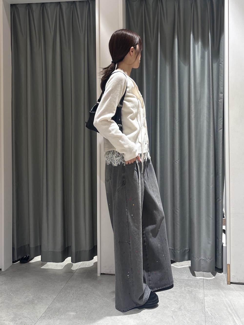 ホワイト系のカーディガン/ボレロ、グレー系のその他パンツ、ブラック系のその他シューズを着用したレディースの秋コーディネートの3枚目の写真