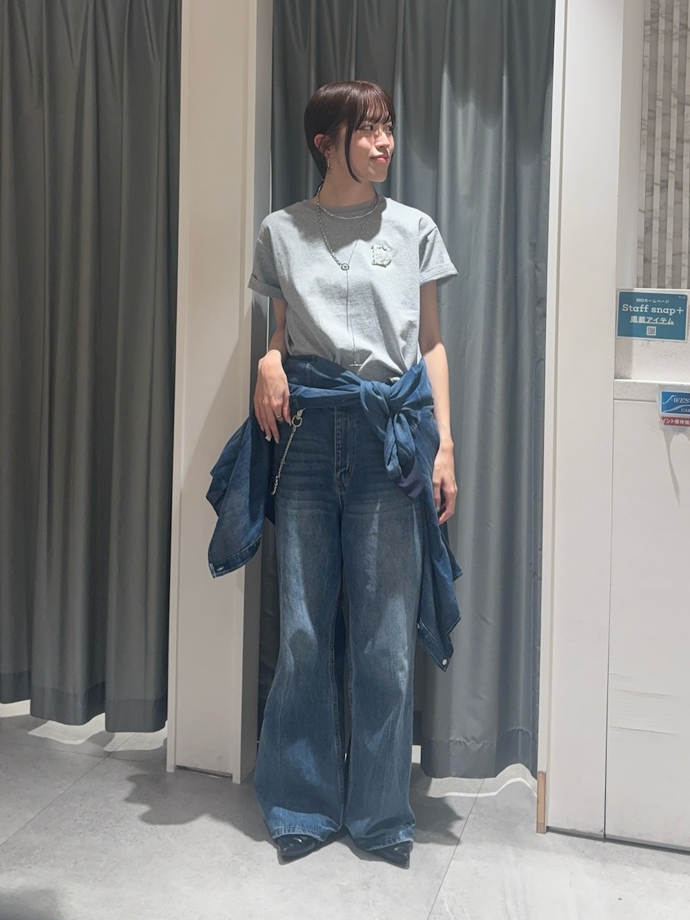 グレー系のTシャツ/カットソー、ブルー系のシャツ/ブラウス、ブルー系のデニムパンツを着用したレディースの春コーディネートの4枚目の写真