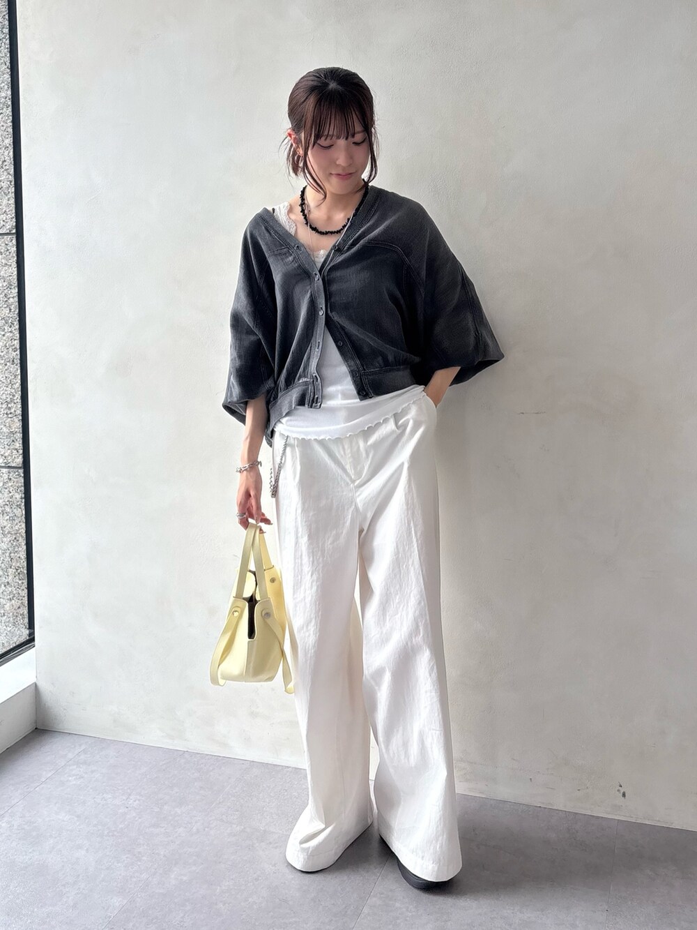 ブラック系のシャツ/ブラウス、ホワイト系のTシャツ/カットソー、ホワイト系のその他パンツを着用したレディースの夏コーディネートの3枚目の写真