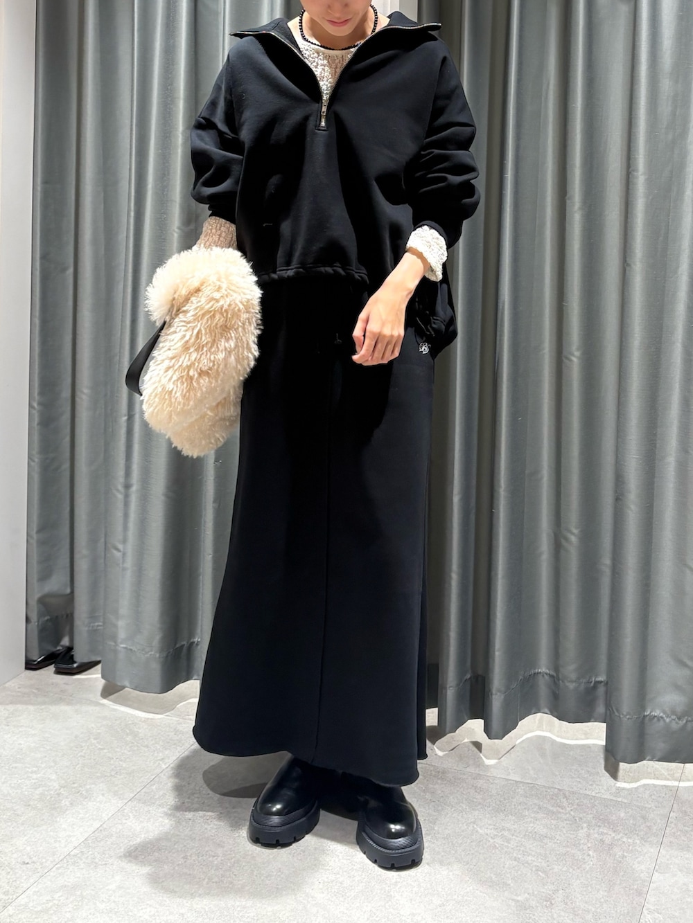 ブラック系のTシャツ/カットソー、ホワイト系のTシャツ/カットソー、ブラック系のスカートを着用したレディースの秋コーディネートの3枚目の写真