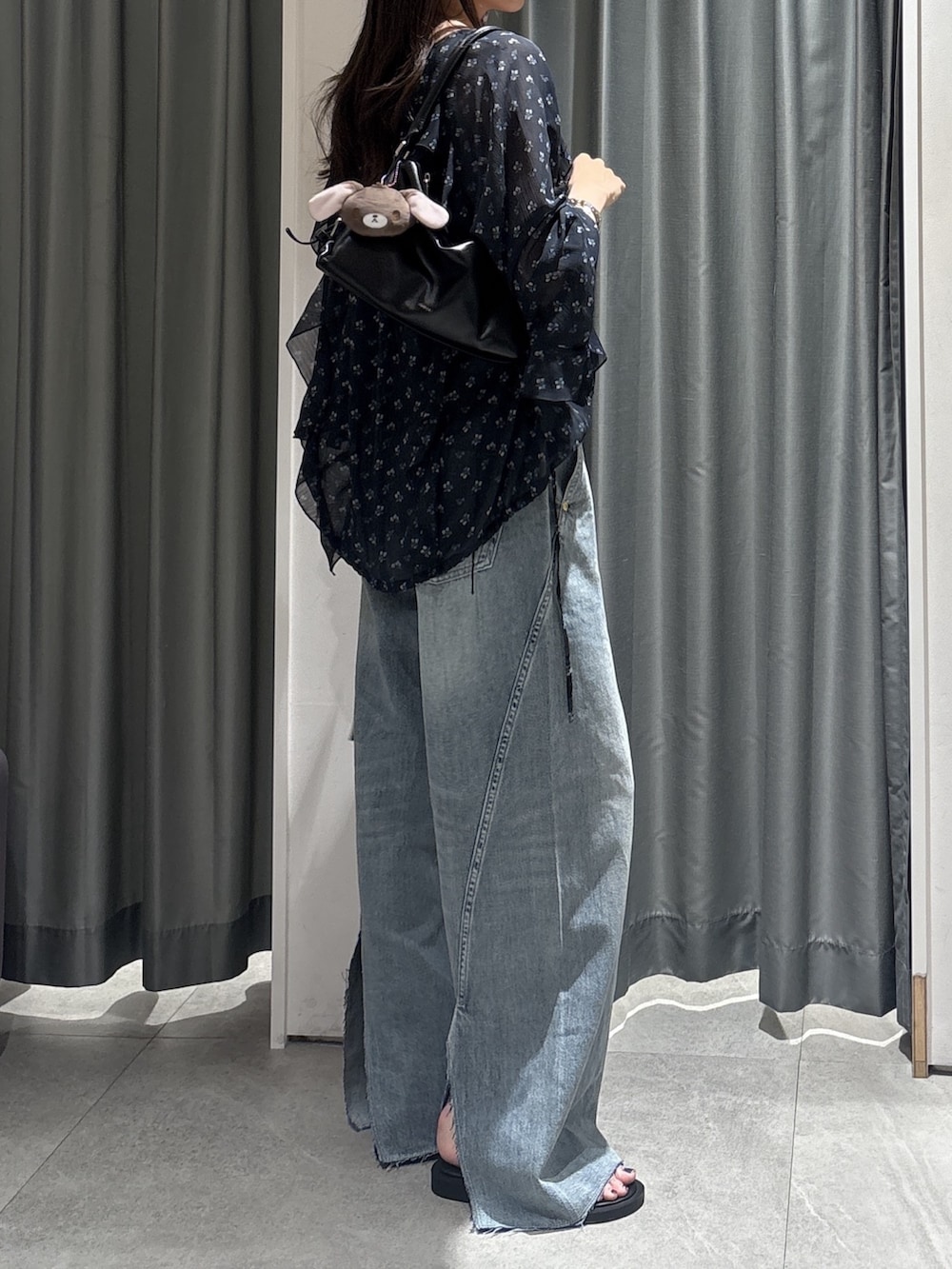 ブラック系のシャツ/ブラウス、ブルー系のデニムパンツ、ブラック系のベルトを着用したレディースの秋コーディネートの4枚目の写真