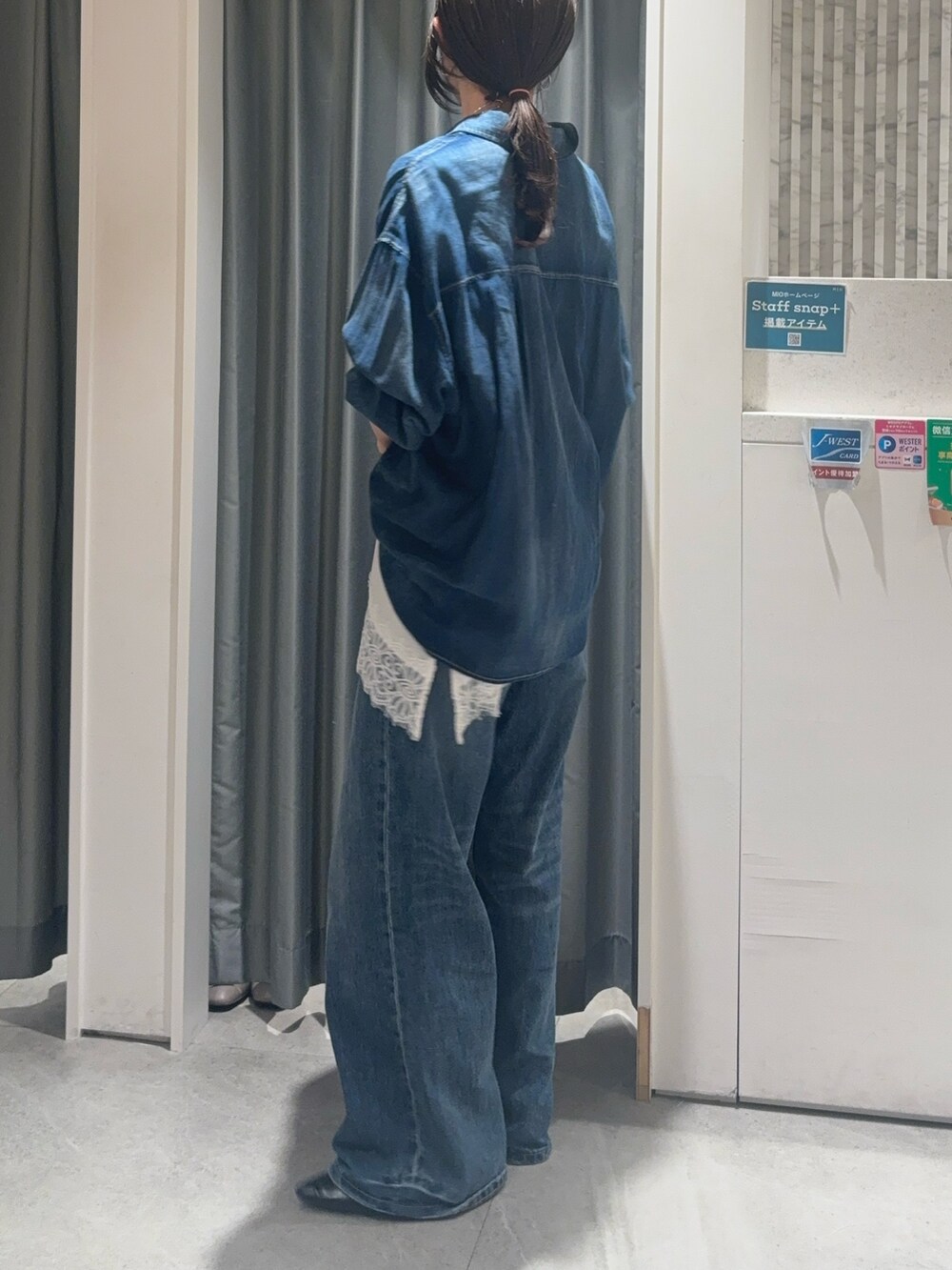 ブルー系のシャツ/ブラウス、ホワイト系のTシャツ/カットソー、ブルー系のデニムパンツを着用したレディースの春コーディネートの2枚目の写真