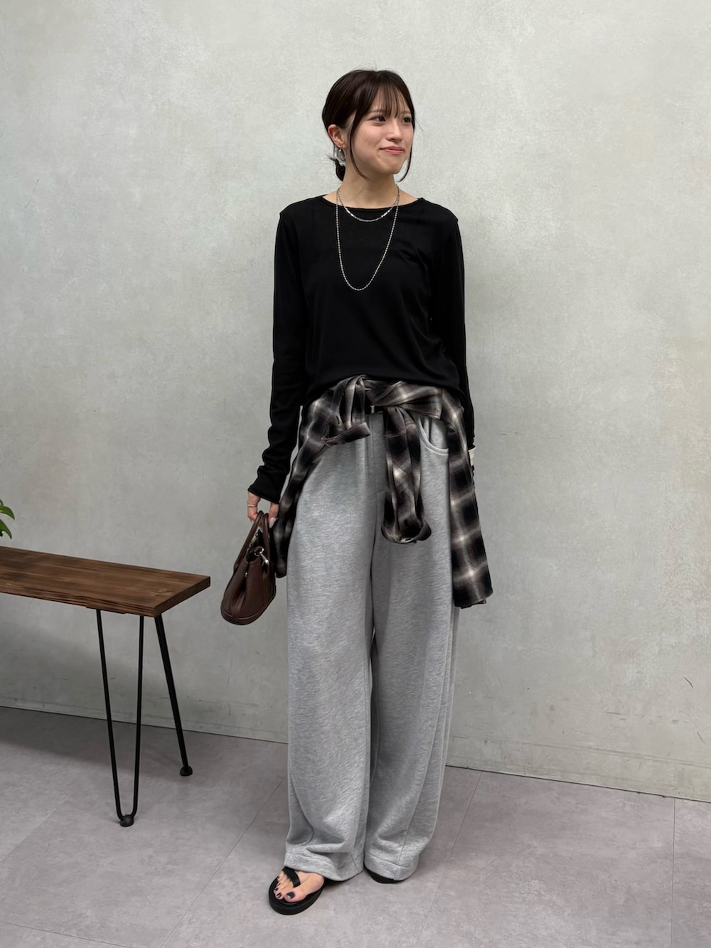 グレー系のスウェットパンツ、ブラック系のシャツ/ブラウス、ブラック系のTシャツ/カットソーを着用したレディースの夏コーディネートの3枚目の写真