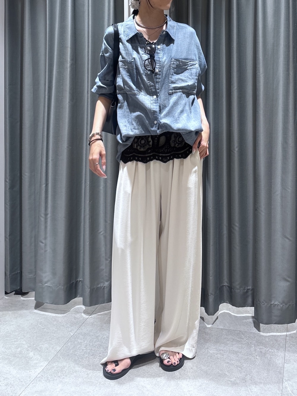 ブルー系のシャツ/ブラウス、ブラック系のシャツ/ブラウス、ホワイト系のその他パンツを着用したレディースの夏コーディネートの4枚目の写真
