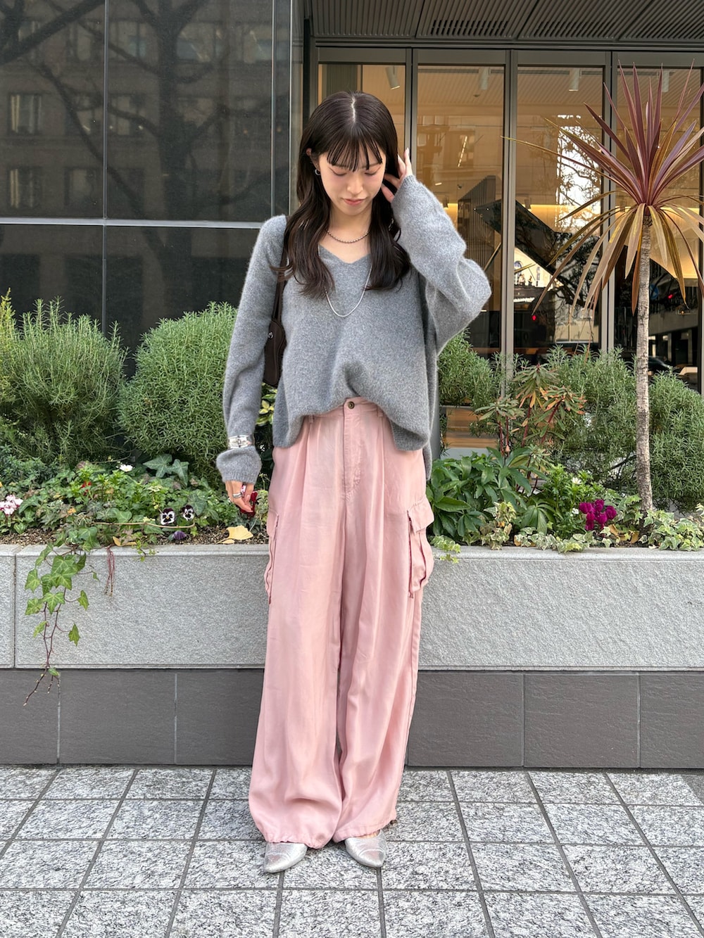 グレー系のニット/セーター、ピンク系のその他パンツを着用したレディースの冬コーディネートの2枚目の写真