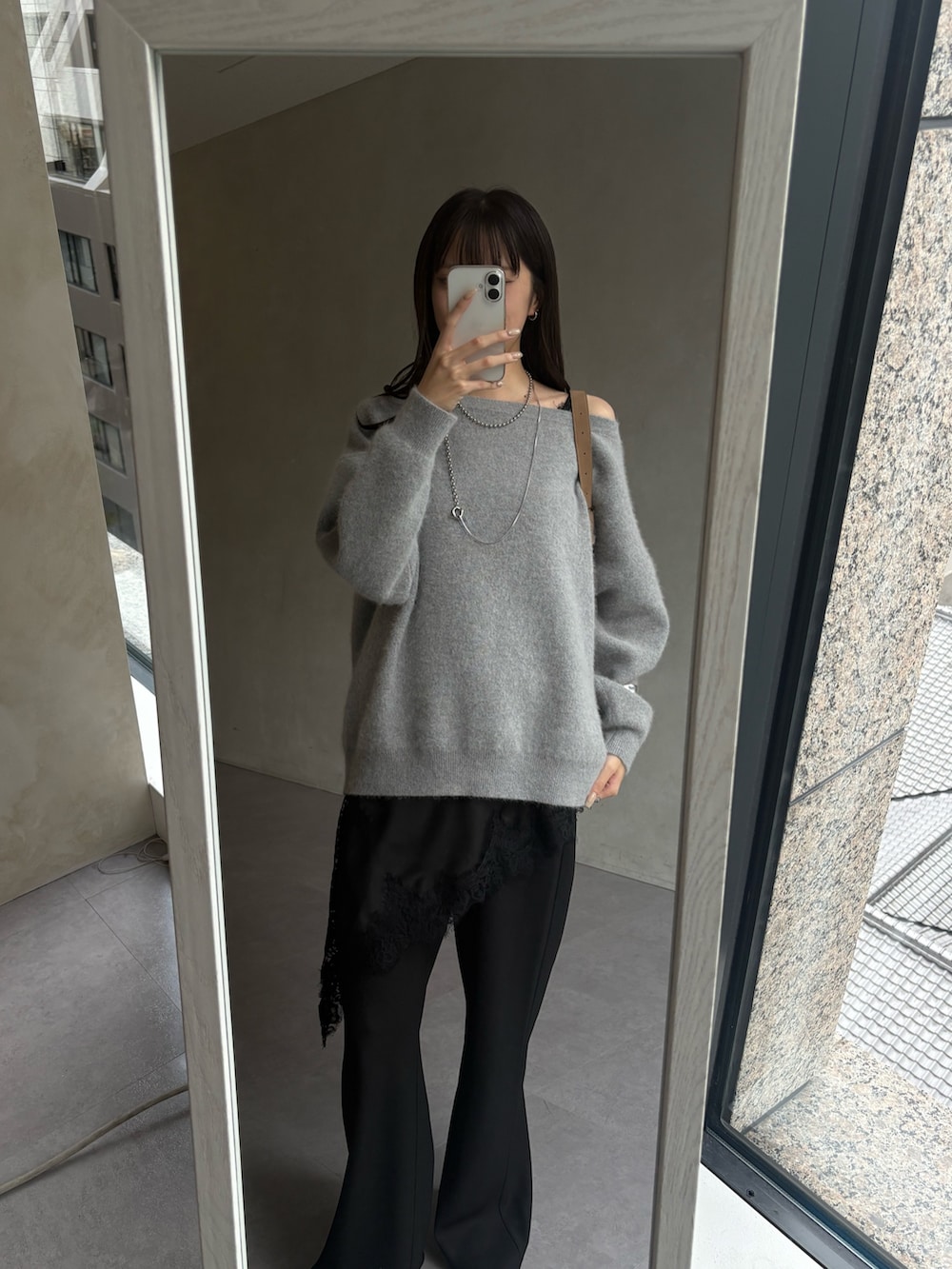 ブラック系のキャミソール、ブラック系のその他パンツを着用したレディースの冬コーディネートの4枚目の写真