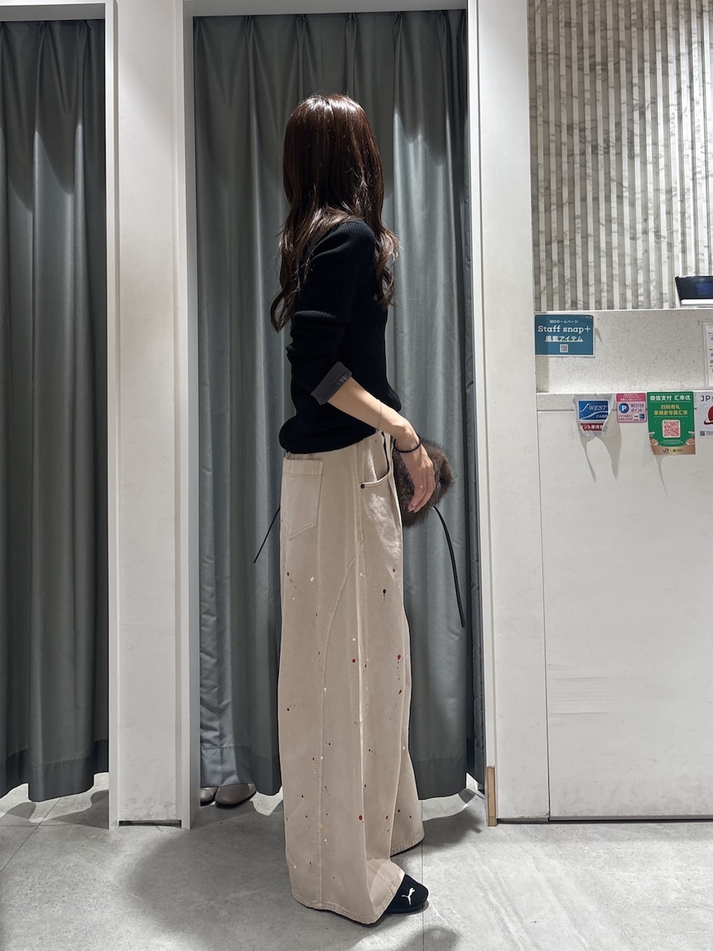 ブラック系のニット/セーター、グレー系のニット/セーター、ブラウン系のトートバッグを着用したレディースの秋コーディネートの2枚目の写真