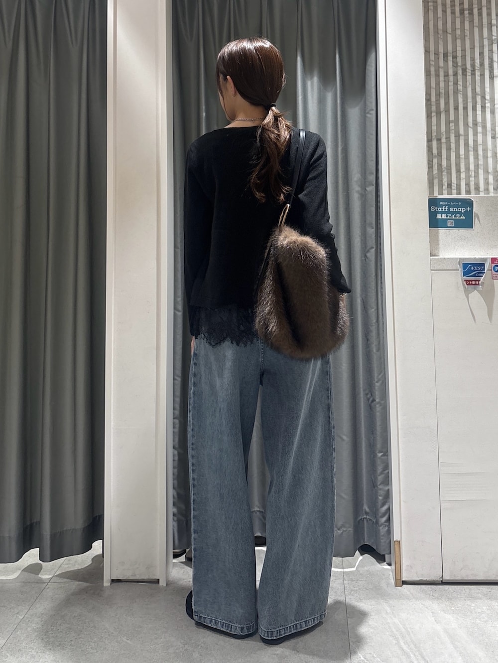 グレー系のカーディガン/ボレロ、グレー系のニット/セーター、ブルー系のデニムパンツを着用したレディースの秋コーディネートの2枚目の写真