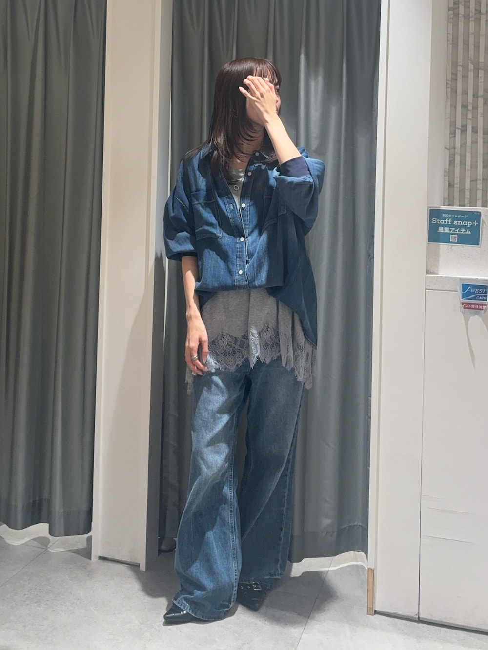 ブルー系のシャツ/ブラウス、グレー系のTシャツ/カットソー、ブルー系のデニムパンツを着用したレディースの春コーディネートの2枚目の写真