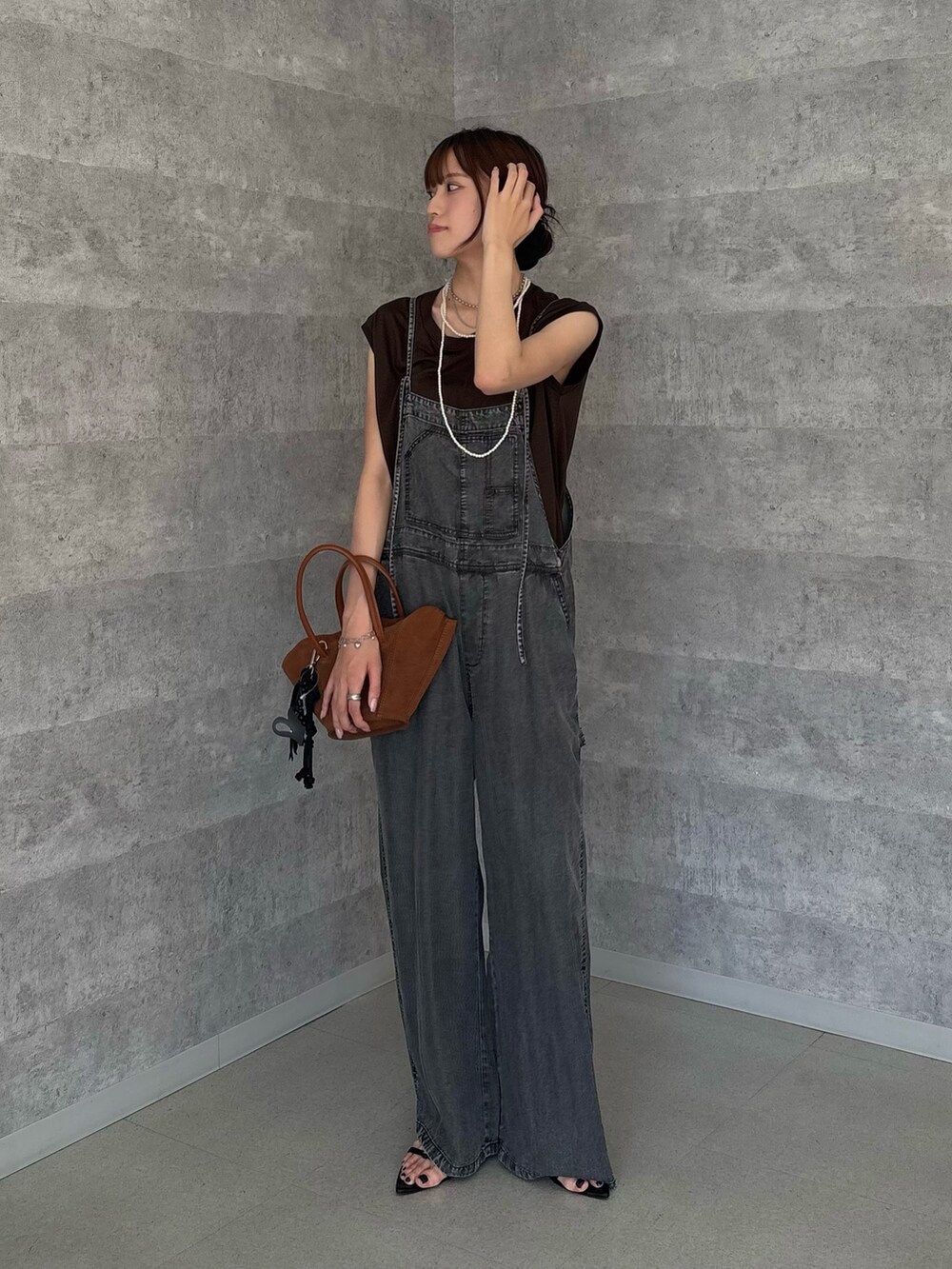 ブラック系のつなぎ/オールインワン、ブラウン系のTシャツ/カットソー、ホワイト系のネックレスを着用したレディースの夏コーディネートの3枚目の写真