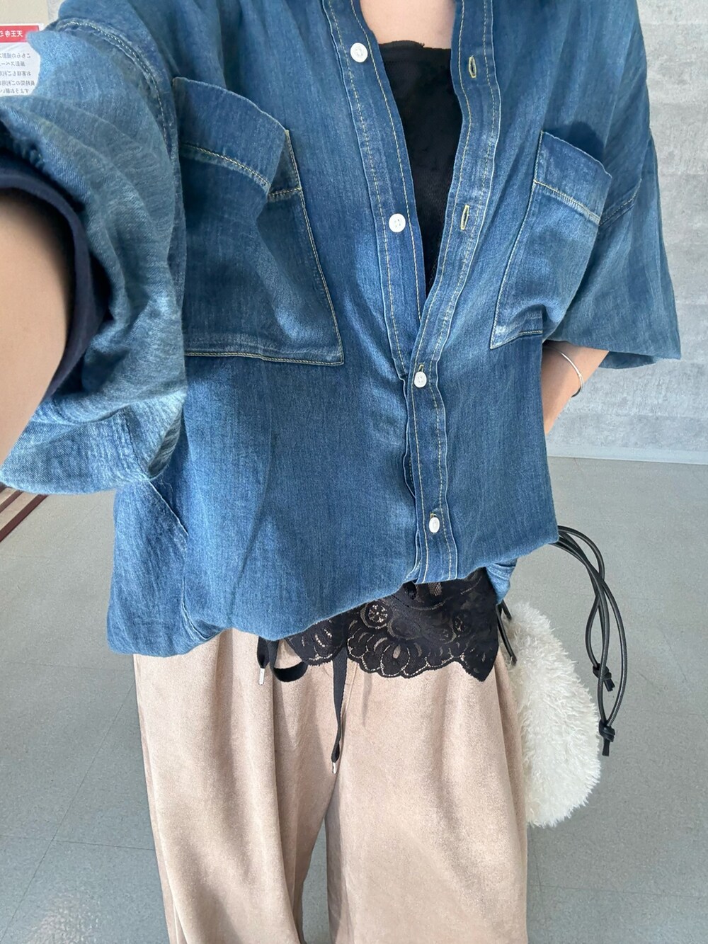 グレー系のタンクトップ、ブラック系のシャツ/ブラウス、ブルー系のシャツ/ブラウスを着用したレディースの秋コーディネートの4枚目の写真