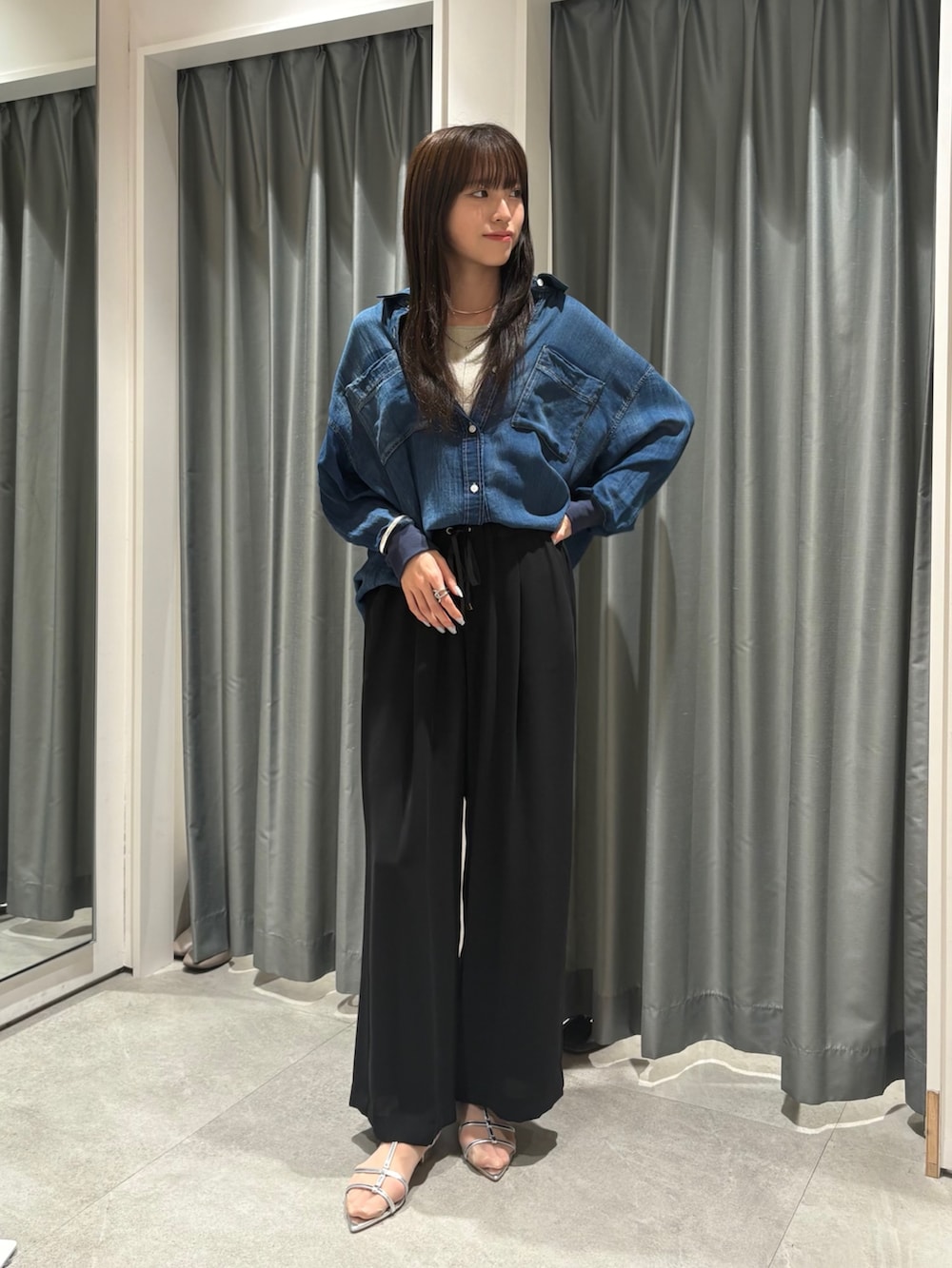 「シャツスタイル、ワイドパンツ、韓国ファッション、デニム、夏コーデ、キレイめカジュアル、パンツスタイル、高身長コーデ、デニムシャツ、シンプルコーデ、休日スタイル、スニーカー、お出かけコーデ」｜「DouDouの袖リブシアーデニムシャツ（シャツ/ブラウス、ブルー系）」を使った、karinさん（骨格ウェーブ・レディース・165cm）の春コーディネートの4枚目の写真