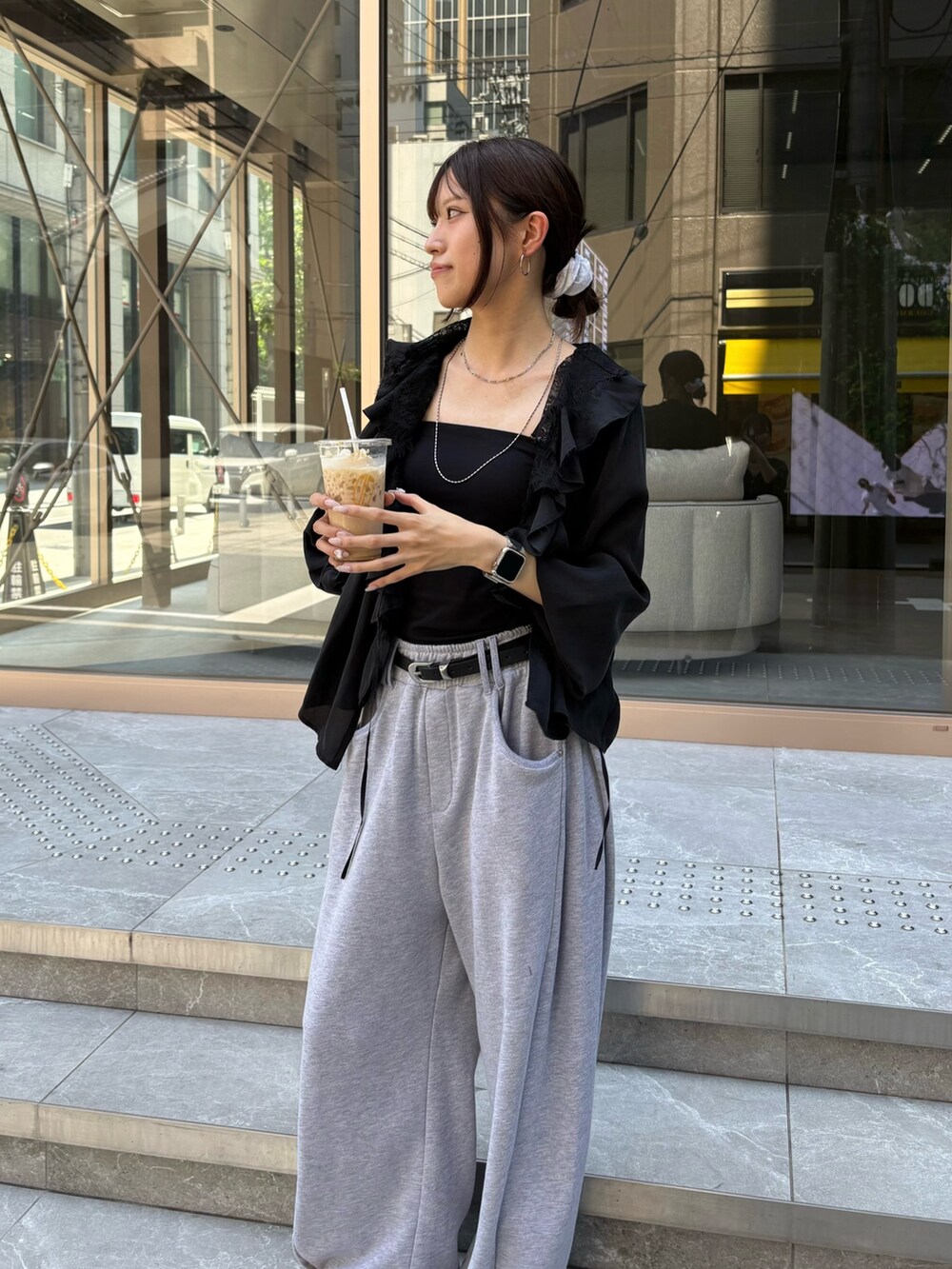 グレー系のスウェットパンツを着用したレディースの夏コーディネートの2枚目の写真