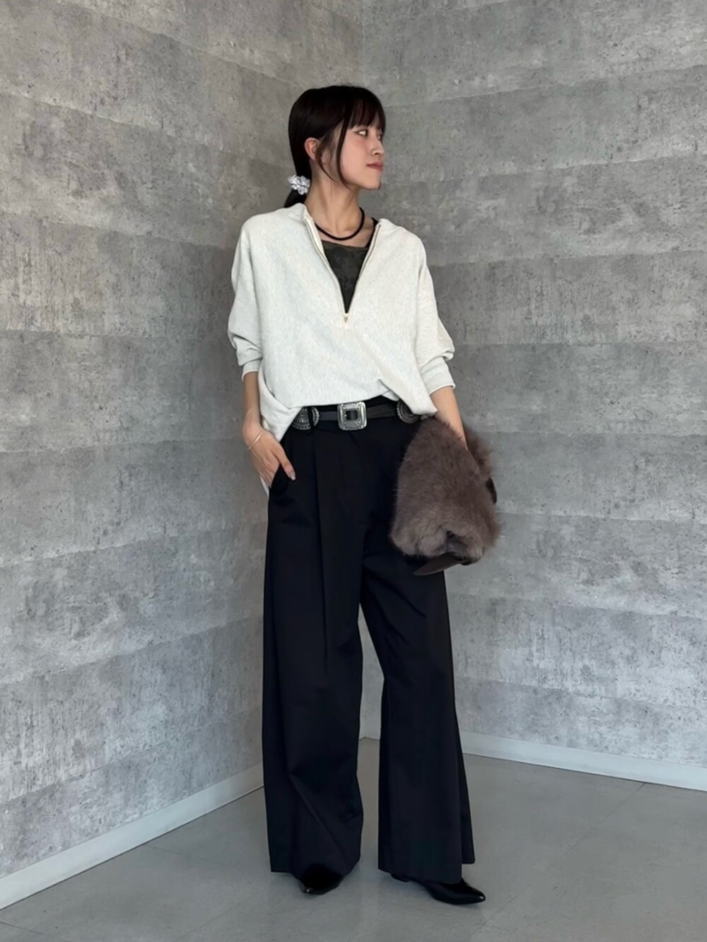 ベージュ系のスウェット、グリーン系のシャツ/ブラウス、ブラウン系のショルダーバッグを着用したレディースの夏コーディネートの3枚目の写真