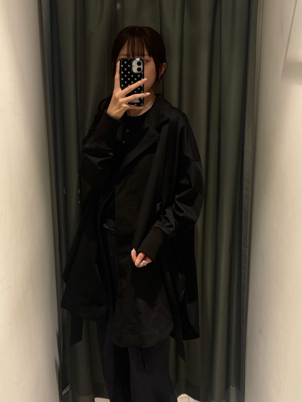 ブラック系のその他アウターを着用したレディースの春コーディネートの3枚目の写真