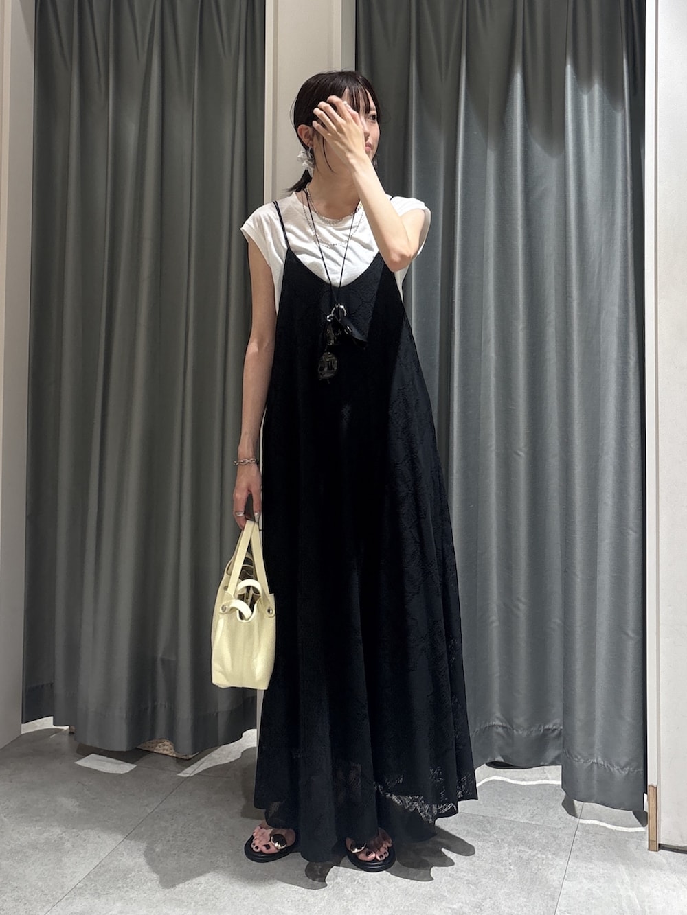ブラック系のワンピース、ホワイト系のTシャツ/カットソーを着用したレディースの夏コーディネートの4枚目の写真