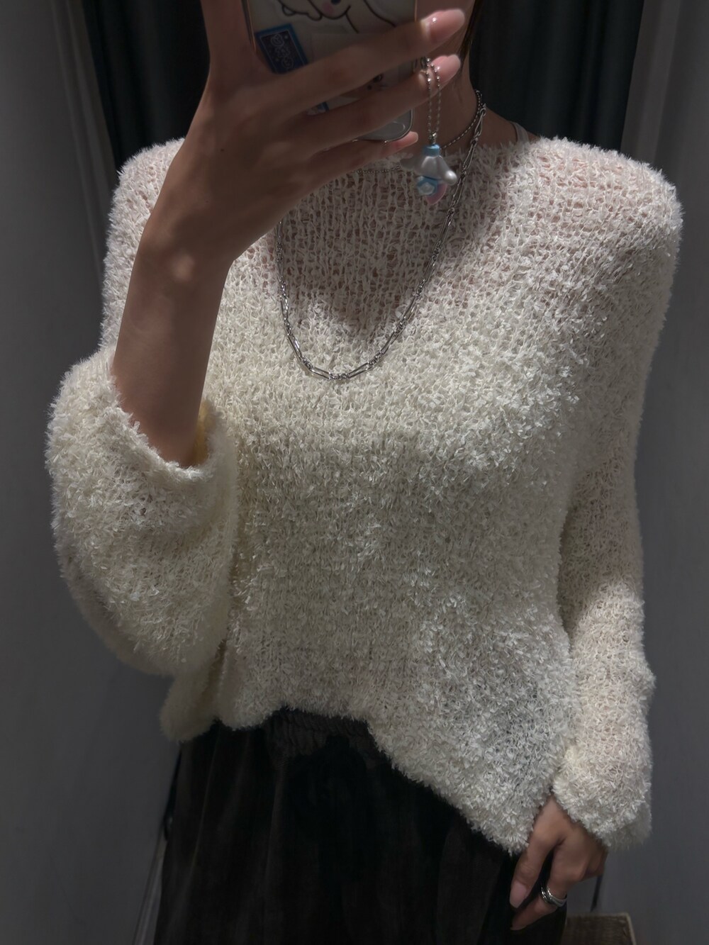 ホワイト系のニット/セーター、グレー系のその他パンツ、ブラック系のショルダーバッグを着用したレディースの秋コーディネートの4枚目の写真