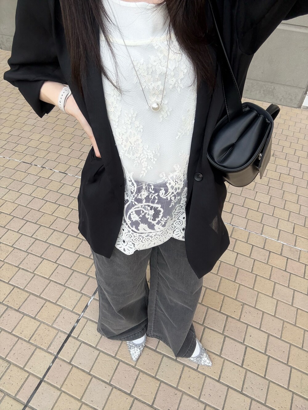 ブラック系のテーラードジャケット、ホワイト系のタンクトップ、ホワイト系のシャツ/ブラウスを着用したレディースの春コーディネートの2枚目の写真