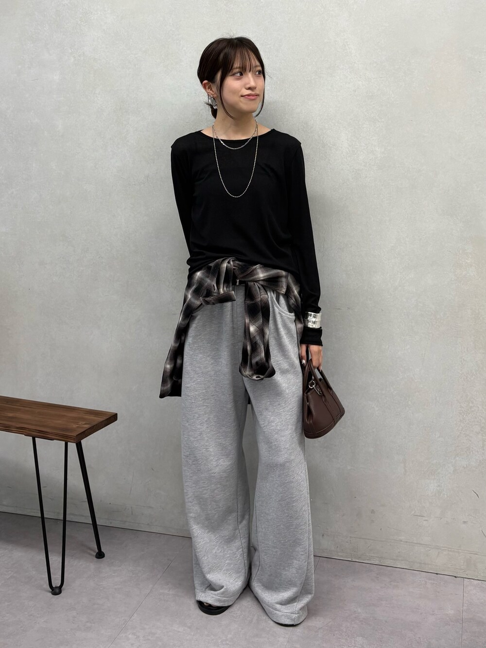 グレー系のスウェットパンツ、ブラック系のシャツ/ブラウス、ブラック系のTシャツ/カットソーを着用したレディースの夏コーディネートの2枚目の写真