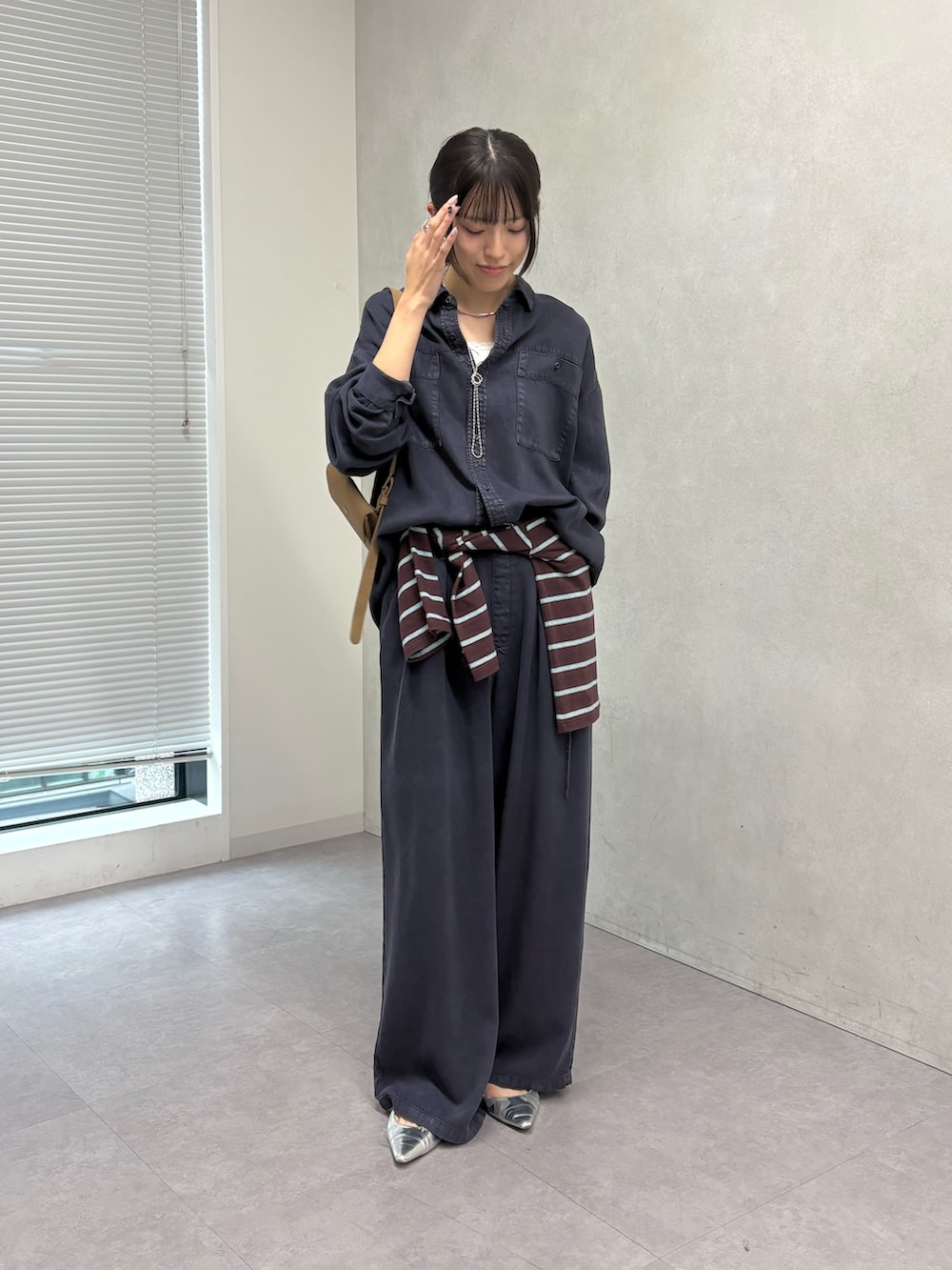 ブルー系のシャツ/ブラウス、ブルー系のその他パンツを着用したレディースの冬コーディネートの2枚目の写真