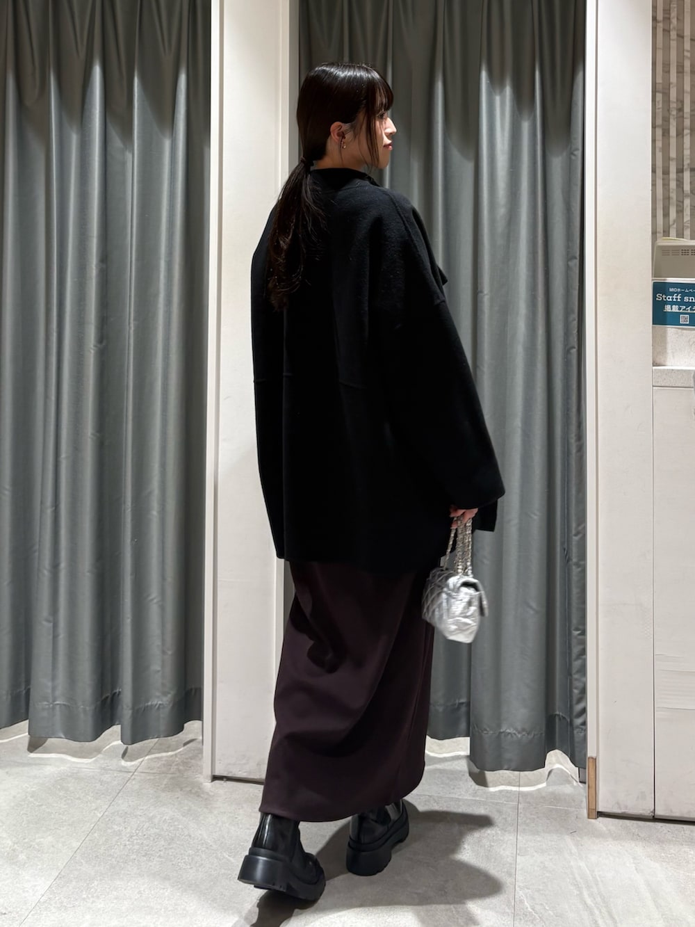 ブラック系のその他アウター、ブラウン系のワンピース、シルバー系のショルダーバッグを着用したレディースの秋コーディネートの3枚目の写真