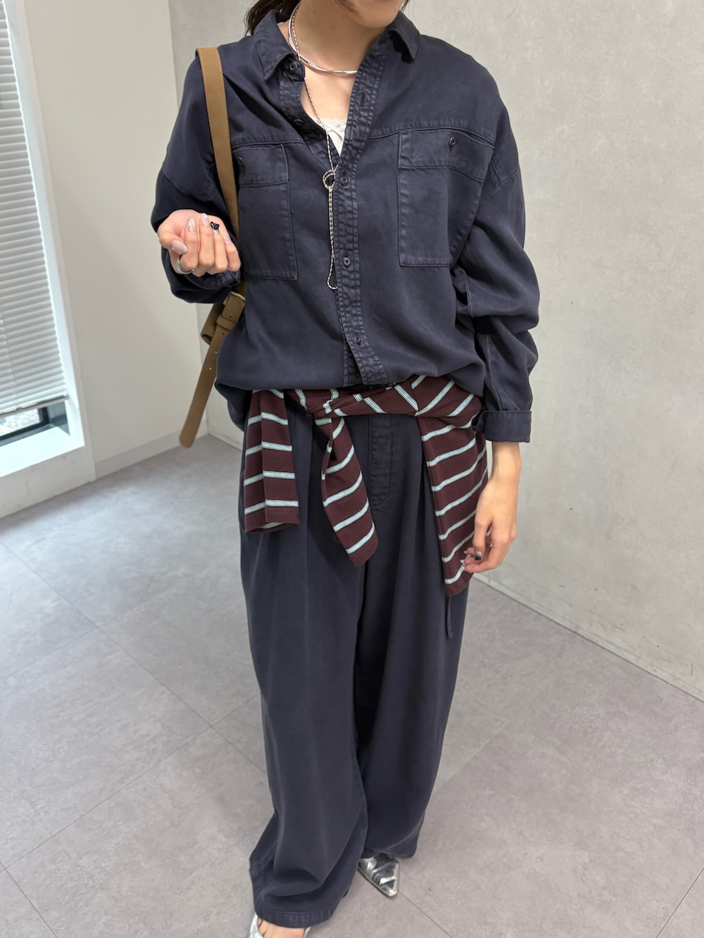 ブルー系のシャツ/ブラウス、ブルー系のその他パンツを着用したレディースの冬コーディネートの4枚目の写真