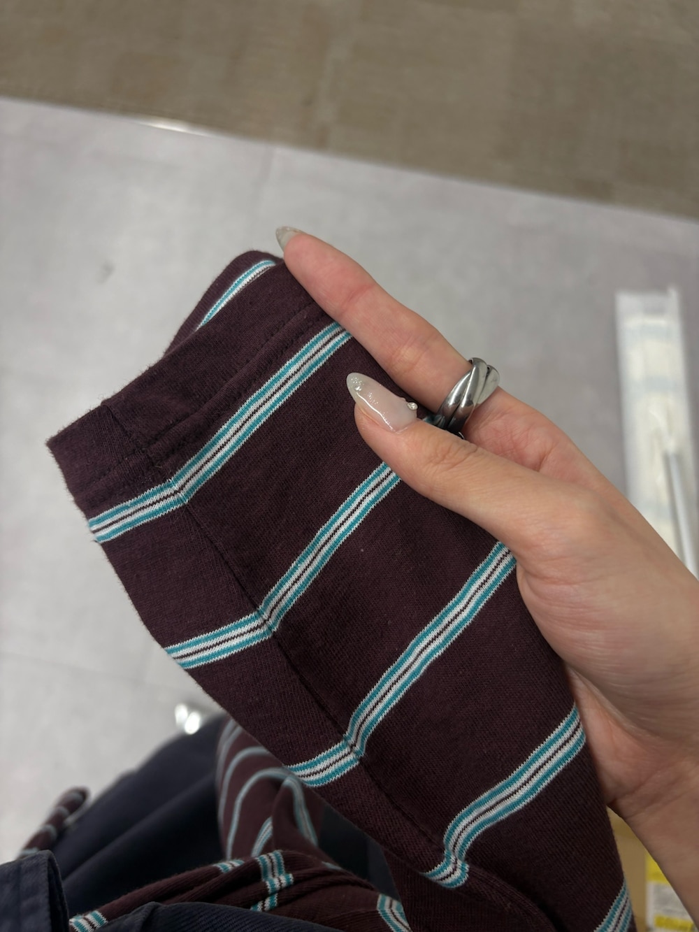 ブルー系のシャツ/ブラウス、ブルー系のその他パンツを着用したレディースの冬コーディネートの6枚目の写真