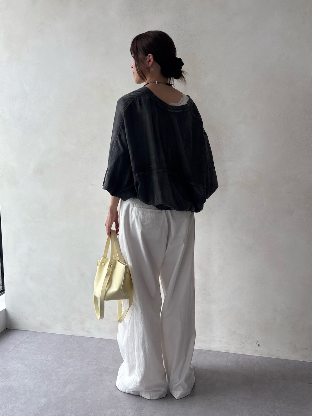 ブラック系のシャツ/ブラウス、ホワイト系のTシャツ/カットソー、ホワイト系のその他パンツを着用したレディースの夏コーディネートの4枚目の写真