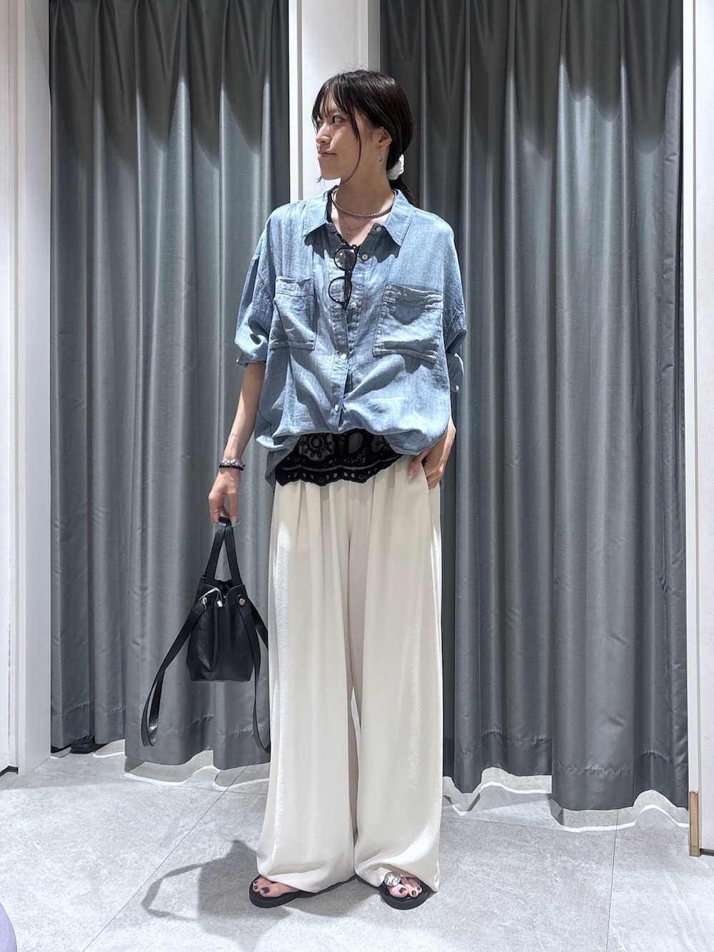 ブルー系のシャツ/ブラウス、ブラック系のシャツ/ブラウス、ホワイト系のその他パンツを着用したレディースの夏コーディネートの2枚目の写真