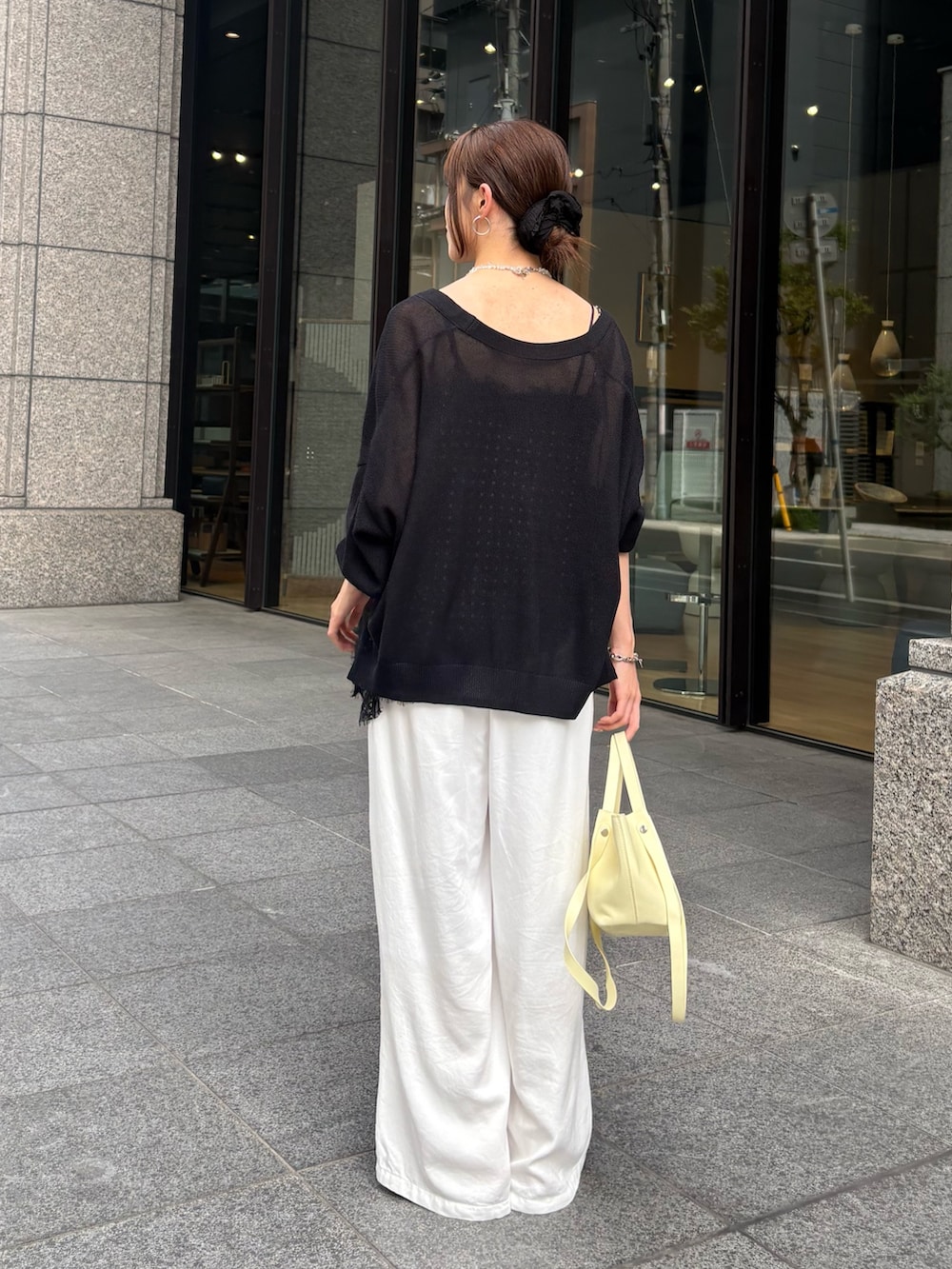 ブラック系のカーディガン/ボレロ、ブラック系のシャツ/ブラウス、ホワイト系のその他パンツを着用したレディースの夏コーディネートの5枚目の写真