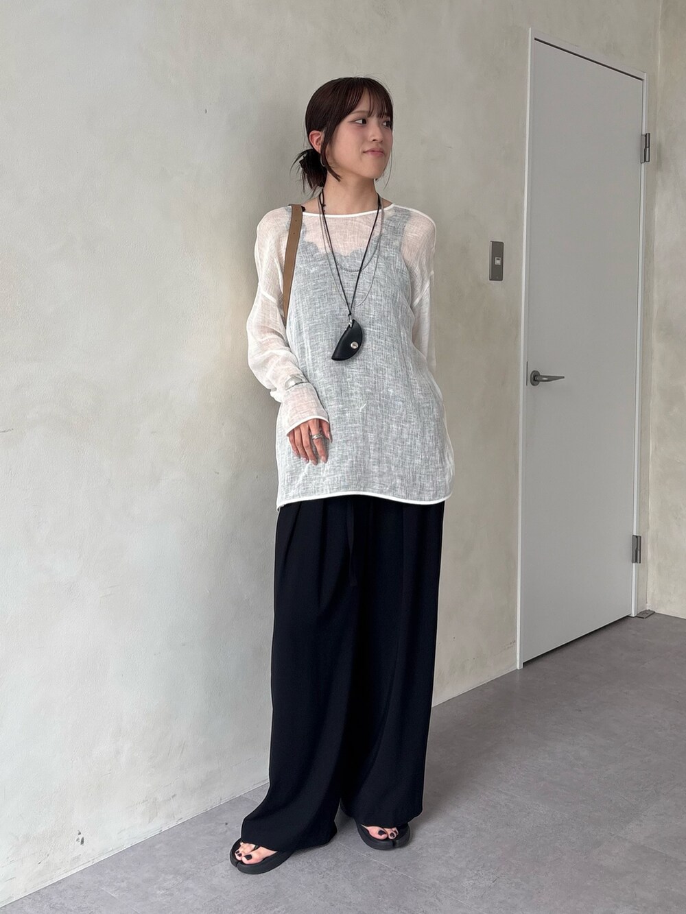 ホワイト系のシャツ/ブラウス、ブラック系のその他パンツ、ブラック系のネックレスを着用したレディースの夏コーディネートの5枚目の写真